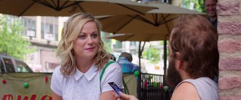 Movie still from “Sisters” (2015), directed by Jason Moore – Amy poehler is interviewed outside in the rain; Close Up shot, Over the shoulder angle