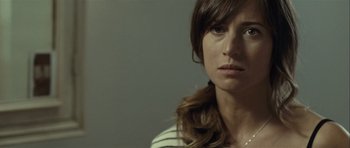 Movie still from “Sleep Tight” (2011), directed by Jaume Balagueró – A person wearing a white and black striped shirt; Close Up shot, Over the shoulder angle