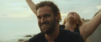 Movie still from “Snatched” (2017), directed by Jonathan Levine – A person with a beard smiling; Close Up shot, Low angle