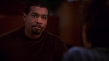 Movie still from “Soul Food” (1997), directed by George Tillman Jr. – A person sitting in front of another person; Close Up shot, Over the shoulder angle