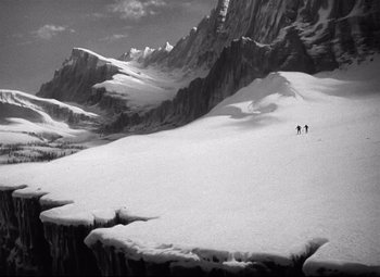 Movie still from “Spellbound” (1945), directed by Alfred Hitchcock – Two skiers are standing on a snowy mountain; Extreme Wide shot, High angle