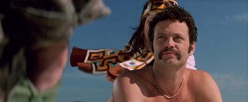 Movie still from “Starsky & Hutch” (2004), directed by Todd Phillips – A man and a woman are posing for a picture; Close Up shot, Low angle