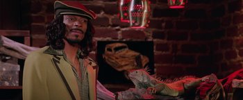Movie still from “Starsky & Hutch” (2004), directed by Todd Phillips – A man in a pirate costume and a lizard in a room; Close Up shot, Over the shoulder angle