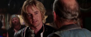 Movie still from “Starsky & Hutch” (2004), directed by Todd Phillips – A man in a leather jacket talking to another man in a leather jacket; Close Up shot, Over the shoulder angle