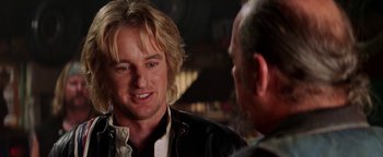 Movie still from “Starsky & Hutch” (2004), directed by Todd Phillips – A man talking to another man in front of a bar; Close Up shot, Over the shoulder angle