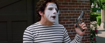 Movie still from “Starsky & Hutch” (2004), directed by Todd Phillips – A mime with white face makeup standing in front of a brick wall; Close Up shot, Over the shoulder angle