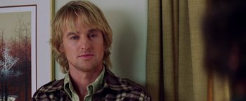 Movie still from “Starsky & Hutch” (2004), directed by Todd Phillips – A person with long blonde hair; Close Up shot, Over the shoulder angle