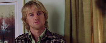 Movie still from “Starsky & Hutch” (2004), directed by Todd Phillips – A person with long blonde hair; Close Up shot, Over the shoulder angle