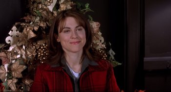 Movie still from “State and Main” (2000), directed by David Mamet – A woman wearing a red jacket standing in front of a christmas tree; Close Up shot, Over the shoulder angle