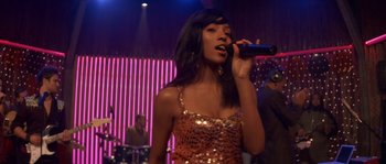 Movie still from “Step Up” (2006), directed by Anne Fletcher – A woman is singing into a microphone in front of a crowd; Close Up shot, Low angle