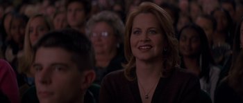 Movie still from “Step Up” (2006), directed by Anne Fletcher – A person sitting in front of an audience; Close Up shot, Over the shoulder angle