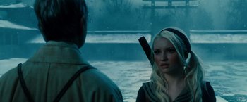 Movie still from “Sucker Punch” (2011), directed by Zack Snyder – A man and a woman are standing next to each other in front of water; Close Up shot, Over the shoulder angle