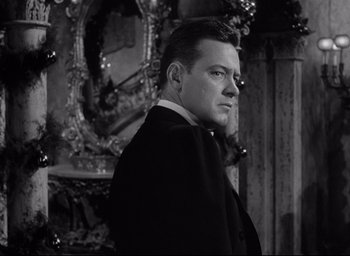 Movie still from “Sunset Blvd.” (1950), directed by Billy Wilder – Black and white photograph of a man standing in front of a mirror; Close Up shot, Low angle