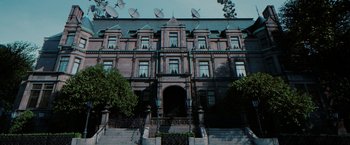 Movie still from “Surrogates” (2009), directed by Jonathan Mostow – A large building with many windows on the outside of the building; Extreme Wide shot, Low angle
