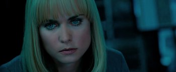 Movie still from “Surrogates” (2009), directed by Jonathan Mostow – A person with long blonde hair; Close Up shot, Over the shoulder angle