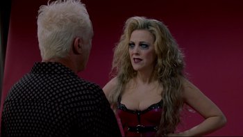 Movie still from “Surviving Christmas” (2004), directed by Mike Mitchell – A man and a woman talking to each other; Medium shot, Over the shoulder angle