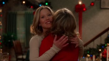 Movie still from “Surviving Christmas” (2004), directed by Mike Mitchell – Two women hugging each other in front of a christmas tree; Close Up shot, Over the shoulder angle