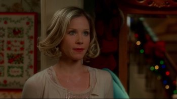 Movie still from “Surviving Christmas” (2004), directed by Mike Mitchell – A person with short blonde hair; Close Up shot, Over the shoulder angle