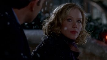 Movie still from “Surviving Christmas” (2004), directed by Mike Mitchell – A man and a woman standing next to each other in the snow; Close Up shot, Over the shoulder angle