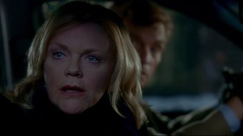 Movie still from “Surviving Christmas” (2004), directed by Mike Mitchell – A person with blue eyes looking at the camera; Close Up shot, Over the shoulder angle