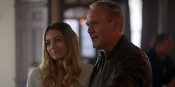 Movie still from “Ted Lasso” (2020), created by Brendan Hunt – A man and a woman standing next to each other; Close Up shot, Over the shoulder angle