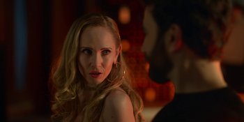 Movie still from “Ted Lasso” (2020), created by Brendan Hunt – A beautiful woman standing in front of a man; Close Up shot, Over the shoulder angle