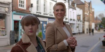 Movie still from “Ted Lasso” (2020), created by Brendan Hunt – A woman and a young girl standing next to each other on the street; Close Up shot, Over the shoulder angle