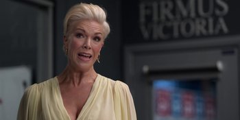 Movie still from “Ted Lasso” (2020), created by Brendan Hunt – A woman with blonde hair and a yellow dress; Close Up shot, Over the shoulder angle