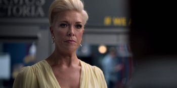 Movie still from “Ted Lasso” (2020), created by Brendan Hunt – A person with short blond hair; Close Up shot, Over the shoulder angle