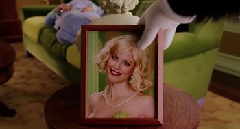 Movie still from “The Cat in the Hat” (2003), directed by Bo Welch – A picture of a woman in a picture frame; Close Up shot, Over the shoulder angle