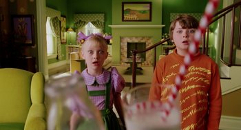 Movie still from “The Cat in the Hat” (2003), directed by Bo Welch – Two children are standing in a living room; Close Up shot, High angle