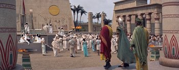 Movie still from “The Egyptian” (1954), directed by Michael Curtiz – A group of people standing in front of an egyptian temple; Extreme Wide shot, High angle