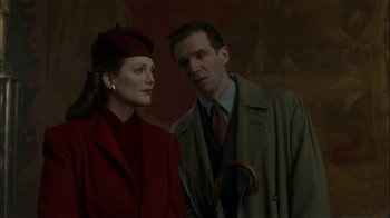 Movie still from “The End of the Affair” (1999), directed by Neil Jordan – A man and a woman standing next to each other holding an umbrella; Close Up shot, Low angle