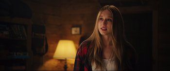Movie still from “The Final Girls” (2015), directed by Todd Strauss-Schulson – A woman standing in front of a lamp in a room; Close Up shot, Over the shoulder angle