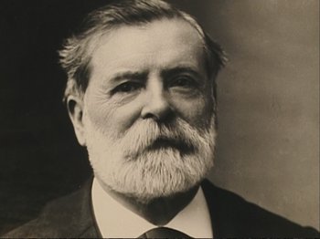 Movie still from “The Gleaners & I” (2000), directed by Agnès Varda – An old black and white photo of a man with a white beard; Close Up shot, Low angle