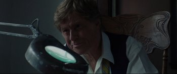 Movie still from “The Old Man & the Gun” (2018), directed by David Lowery – An older man wearing a suit and a tie; Close Up shot, Low angle