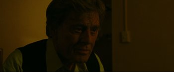 Movie still from “The Old Man & the Gun” (2018), directed by David Lowery – A person wearing a yellow shirt; Close Up shot, Over the shoulder angle