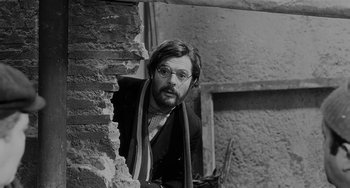 Movie still from “The Organizer” (1963), directed by Mario Monicelli – A black and white photo of a man leaning against a wall; Close Up shot, Over the shoulder angle