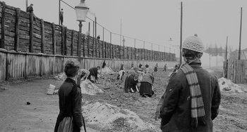 Movie still from “The Organizer” (1963), directed by Mario Monicelli – A black and white photo of people working in a field; Wide shot, Over the shoulder angle