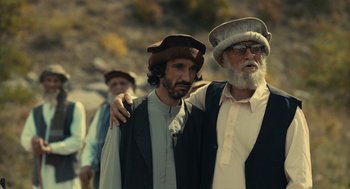 Movie still from “The Outpost” (2019), directed by Rod Lurie – Two men are standing next to each other; Medium shot, Over the shoulder angle