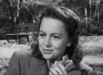 Movie still from “The Snake Pit” (1948), directed by Anatole Litvak – A black and white photo of a woman eating a sandwich; Close Up shot, High angle