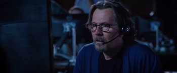 Movie still from “The Space Between Us” (2017), directed by Peter Chelsom – A man with a beard and glasses is sitting in front of a computer screen; Close Up shot, Over the shoulder angle