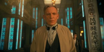 Movie still from “The Umbrella Academy” (2019), created by Steve Blackman – An older man wearing a jacket and a tie; Close Up shot, Low angle