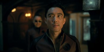 Movie still from “The Umbrella Academy” (2019), created by Steve Blackman – A man and a woman wearing leather jackets and sunglasses; Close Up shot, Over the shoulder angle