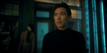 Movie still from “The Umbrella Academy” (2019), created by Steve Blackman – A man in a black shirt is standing outside; Close Up shot, Low angle