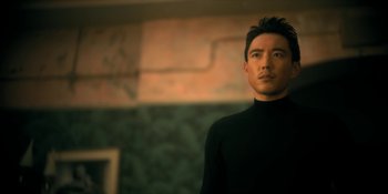 Movie still from “The Umbrella Academy” (2019), created by Steve Blackman – A person wearing a black sweater; Close Up shot, Low angle