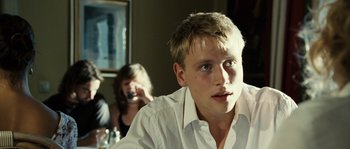 Movie still from “The Wave” (2008), directed by Dennis Gansel – A man sitting in front of a woman in front of a mirror; Close Up shot, Over the shoulder angle
