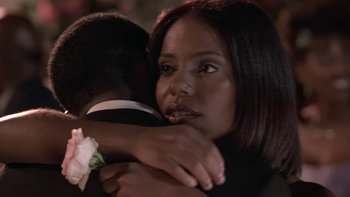 Movie still from “The Wood” (1999), directed by Rick Famuyiwa – A man and a woman hugging each other in front of a mirror; Close Up shot, Over the shoulder angle