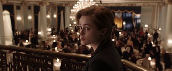Movie still from “The Young and Prodigious T.S. Spivet” (2013), directed by Jean-Pierre Jeunet – A woman in a black jacket standing in front of a crowd; Close Up shot, High angle