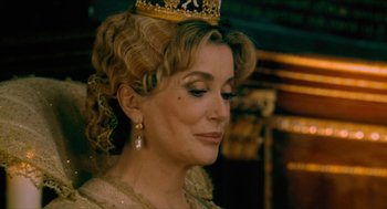 Movie still from “Tom Thumb” (2001), directed by Olivier Dahan – A person wearing a crown; Close Up shot, Over the shoulder angle